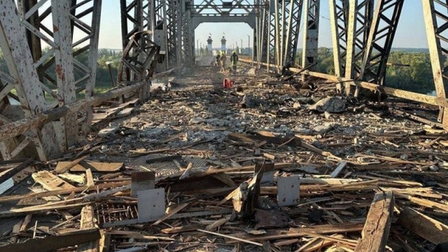 Mục tiêu kép của Nga khi ồ ạt dội hỏa lực phá hủy tuyến đường sắt Ukraine