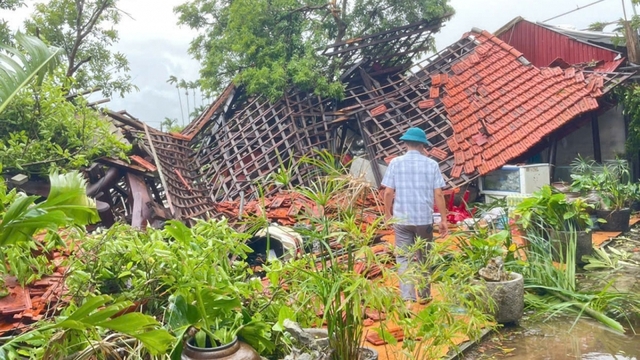 Hải Phòng: Lốc xoáy khiến nhiều nhà dân bị tốc mái