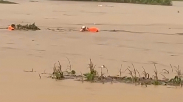 Công an kịp thời cứu người phụ nữ bị nước lũ cuốn trôi