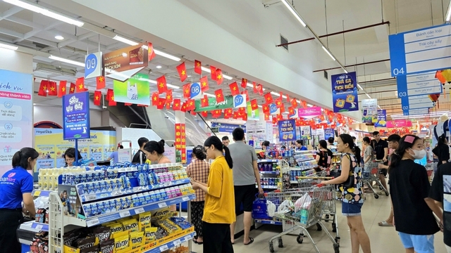 Giữa bão số 10, Saigon Co.op tung gói bình ổn giá thiết yếu, giảm giá thực phẩm đến 33%