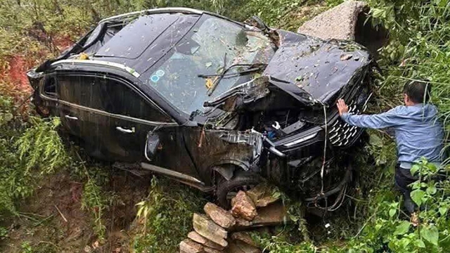 3 người thoát chết thần kỳ khi ô tô bị đất đá cuốn xuống vực sâu ở Sa Pa