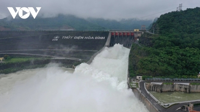 Hoàn lưu bão số 10 khiến nước lũ đổ về dồn dập, 19 hồ thủy điện phải xả lũ cấp tốc