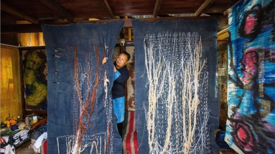 "Xống chụ xôn xao”: Cảm hứng dân gian đến sắp đặt đương đại