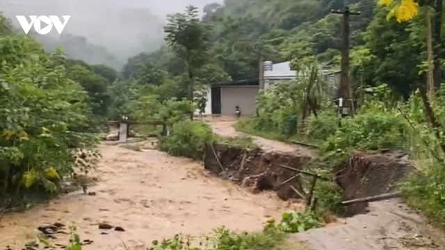 Hơn 100 người tìm kiếm cháu bé bị ngã xuống suối tại Sơn La