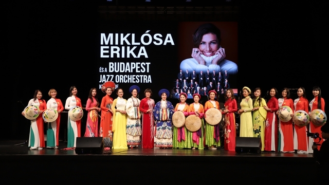 Áo dài Việt Nam tỏa sáng trong buổi hòa nhạc quốc tế tại Budapest