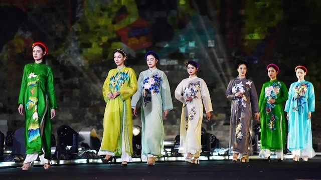 Đêm thời trang “Bước chân di sản”: Đấu giá, ủng hộ đồng bào vùng lũ 2,5 tỷ đồng