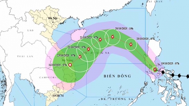 Bão Fengshen đang tiến sát Biển Đông, sức gió giật cấp 13, biển động rất mạnh