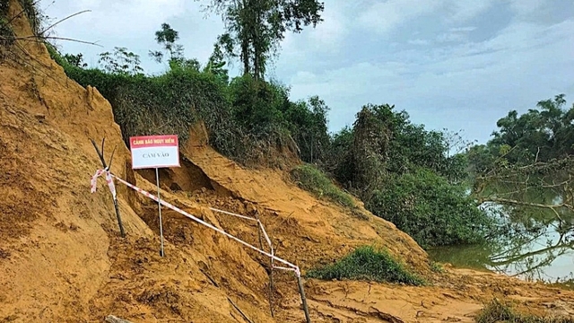 Phát hiện quả bom 200 kg ở bờ sông Ngàn Sâu, Hà Tĩnh