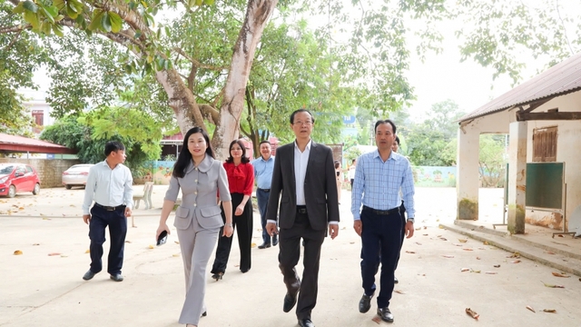 Bộ GD-ĐT thăm và hỗ trợ 4,35 tỉ đồng cho ngành giáo dục Lạng Sơn