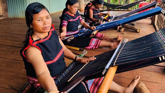 Đưa nghề dệt thành sản phẩm du lịch hấp dẫn ở làng Kép, Gia Lai