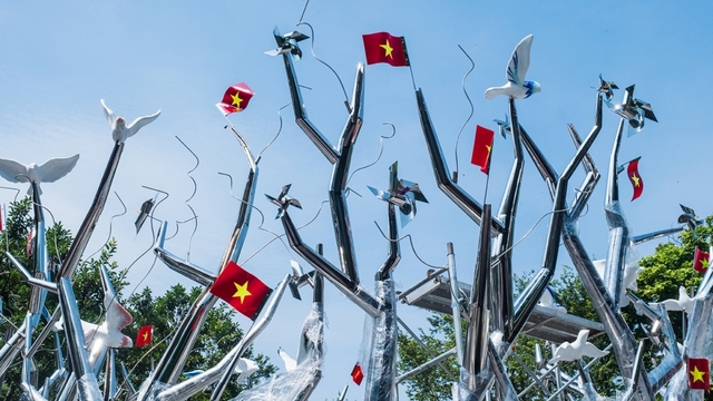 18 “cây thép” tạo nên biểu tượng đoàn kết dân tộc giữa lòng Hà Nội