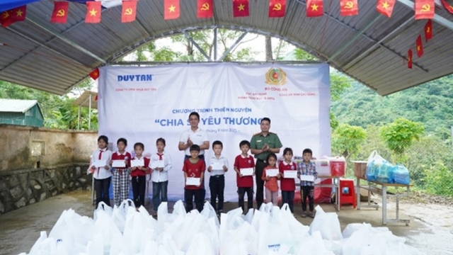 Duy Tân "chia sẻ yêu thương" tại Cao Bằng