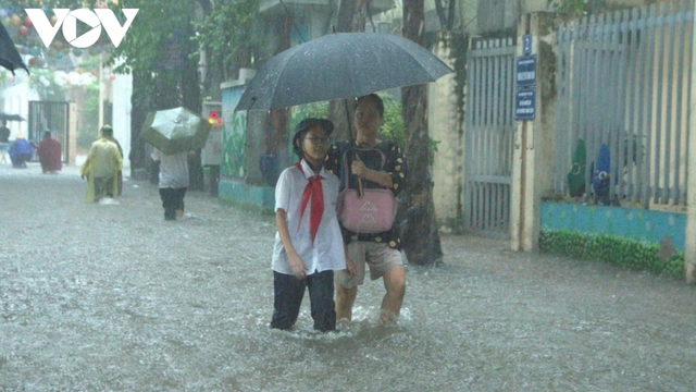 Hà Nội cho 2,3 triệu học sinh nghỉ học tránh mưa bão ngày 6/10