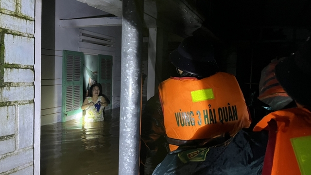 Hải quân dùng phương tiện đặc chủng tiếp cận vùng ngập sâu cứu trợ người dân