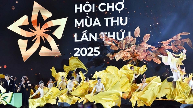 Rực rỡ chương trình nghệ thuật đêm khai mạc Hội chợ Mùa Thu lần thứ nhất - 2025