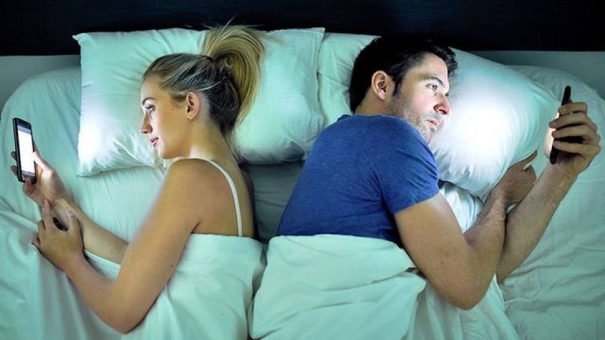 "Chung chăn, chung gối" nhưng 2 người "ôm thế giới riêng" với chiếc smartphone