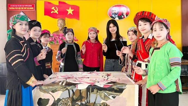 Bức tranh hoa sen đặc biệt được vẽ từ bàn tay 54 dân tộc của nữ ca sĩ Việt