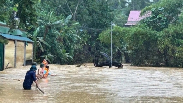 Thủ tướng yêu cầu các tỉnh bị lũ lụt bảo đảm an toàn tính mạng cho người dân là trên hết
