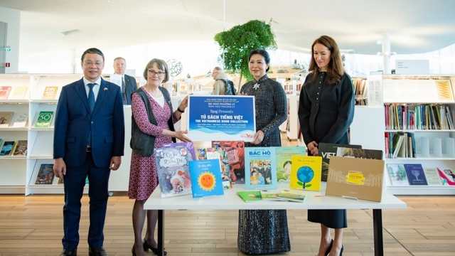 Phu nhân của Tổng Bí thư thăm Thư viện Trung tâm Oodi và tặng “Tủ sách tiếng Việt”