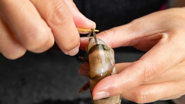 Ăn đường chỉ đen trên lưng tôm có hại không?