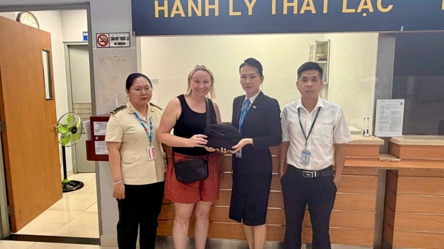 Nhân viên vệ sinh máy bay trả lại 2.370 AUD và 4 hộ chiếu cho khách để quên