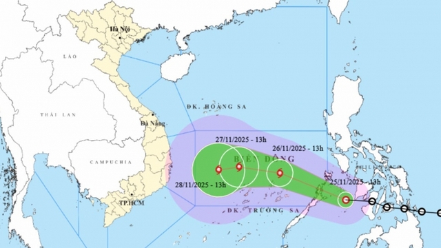 Áp thấp nhiệt đới sắp vào Biển Đông, khả năng mạnh lên thành bão trong 24h tới