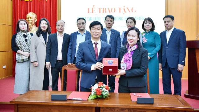 VOV tặng phim tài liệu “Con đường phát triển” cho Khu di tích Chủ tịch Hồ Chí Minh