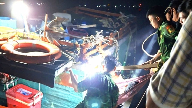 Biên phòng Cà Mau kịp thời cứu giúp người dân bệnh nặng trên đảo