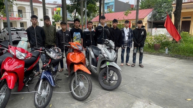 Bắt 14 quái xế mang hung khí lạng lách đánh võng trên đường phố