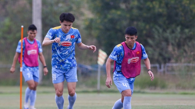 Tân binh ĐT Việt Nam chia sẻ điều đặc biệt khi tập buổi đầu tại Lào