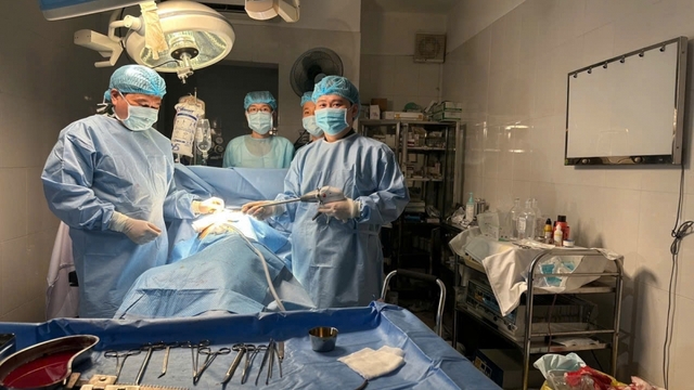 Phẫu thuật mở lồng ngực cứu sống bệnh nhân ngay tại đảo Trường Sa Lớn