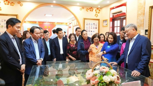 Phó Thủ tướng thường trực Nguyễn Hòa Bình thăm trường THPT Kiến An