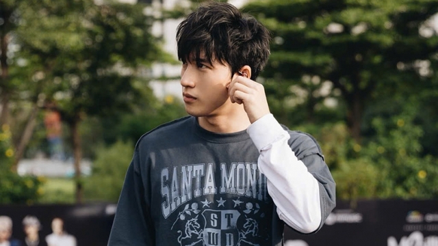 HIEUTHUHAI gây chú ý với vẻ ngoài thư sinh tại buổi tổng duyệt GENfest