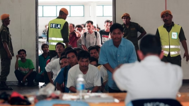 Malaysia trục xuất 300 người Indonesia nhập cư trái phép