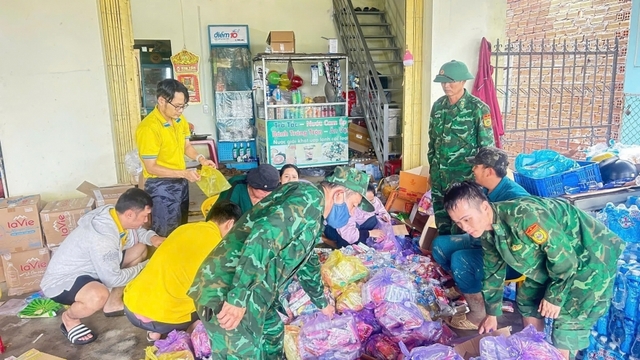 Bộ đội Biên phòng Khánh Hòa hành quân về cơ sở giúp bà con vùng lũ