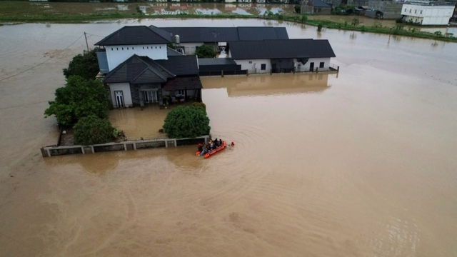 Indonesia huy động máy bay cung cấp viện trợ lũ lụt ở khu vực Sumatra