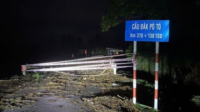 Nước lũ cuốn trôi cầu Đắk Pờ Tó trên đường Trường Sơn Đông, đoạn qua Gia Lai