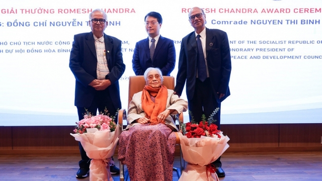 Nguyên Phó Chủ tịch nước Nguyễn Thị Bình nhận Giải thưởng Hòa bình Romesh Chandra