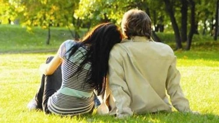 Gia đình bối rối khi con gái vướng vào tình cảm với người hơn 20 tuổi