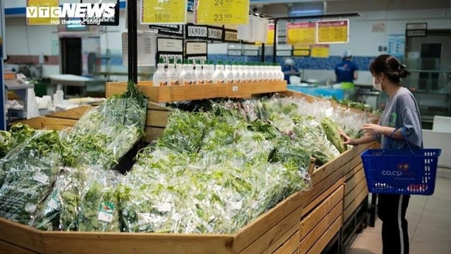 Hàng thiết yếu đua nhau tăng giá, người dân cắn răng chi tiêu