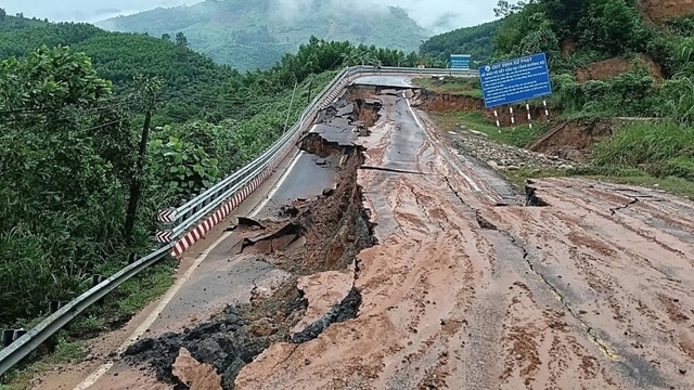 Hơn 60 điểm sạt lở trên tuyến đường sắt Bắc - Nam, đường qua miền Trung vẫn tắc