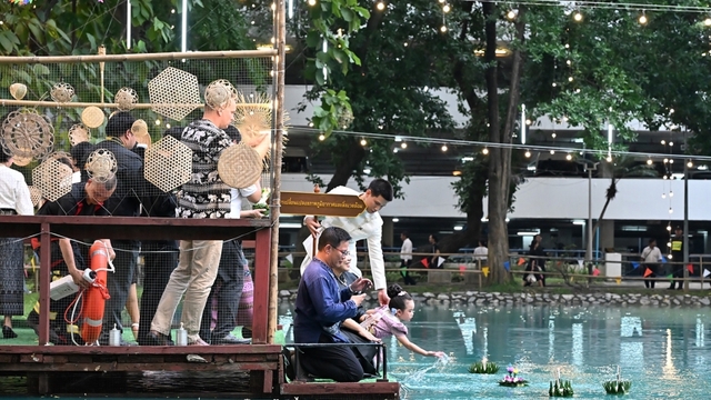 Thái Lan tổ chức Loy Krathong 2025 tưởng nhớ Hoàng Thái hậu Sirikit