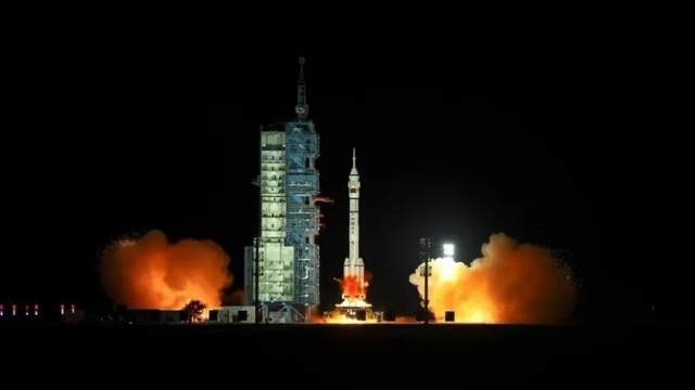 Trung Quốc phóng thành công tàu vũ trụ có người lái Thần Châu-21