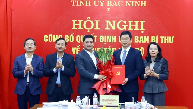 Trao quyết định chuẩn y ông Trần Huy Phương giữ chức Phó Bí thư Tỉnh ủy Bắc Ninh