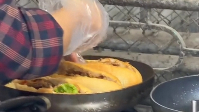 Ninh Bình xác minh vụ nhân viên bỏ đồ ăn trong miệng vào bánh mỳ của khách