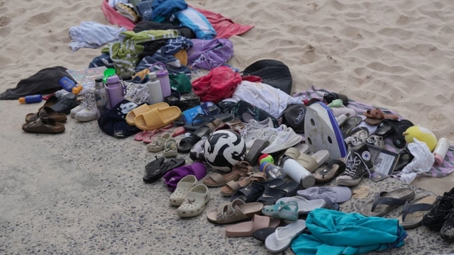 Những khoảnh khắc ám ảnh trên bãi biển Bondi, Australia sau vụ xả súng kinh hoàng