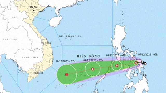 Áp thấp nhiệt đới trên Biển Đông giật cấp 8 và có xu hướng suy yếu dần