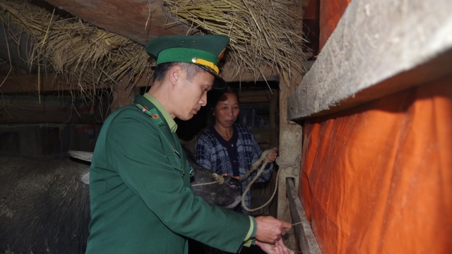 Bộ đội biên phòng Cao Bằng hỗ trợ người dân vùng cao phòng, chống rét