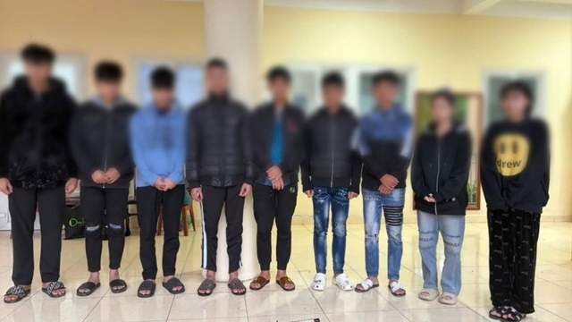 Khởi tố nhóm thiếu niên mang vũ khí, vô cớ chém người đi đường tại Hà Nội