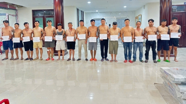 Bắt giữ 20 đối tượng cộm cán mua bán vũ khí, tổ chức đánh bạc ở phía Nam